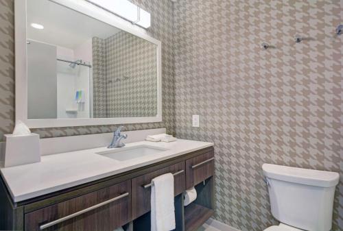 查尔斯顿Home2 Suites By Hilton Charleston Daniel Island, Sc的一间带水槽、卫生间和镜子的浴室