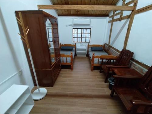Xingang順耆自然Shun Ci Zih Ran的走廊上设有椅子和一张位于房间的床