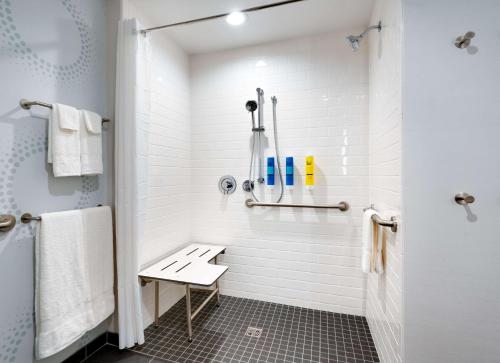 莱赫Tru By Hilton Lehi, Ut的带淋浴的浴室和长凳