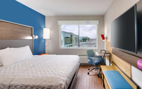 莱赫Tru By Hilton Lehi, Ut的配有一张床和一台平面电视的酒店客房