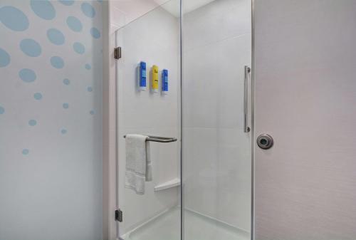 斯普林菲尔德Tru By Hilton Springfield Downtown的浴室里设有玻璃门淋浴