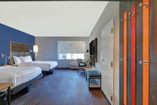 斯普林菲尔德Tru By Hilton Springfield Downtown的酒店客房配有两张床和一张书桌