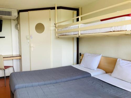 圣莫尔沙托鲁 - 圣莫尔普瑞米尔经典酒店的带2张双层床的宿舍间