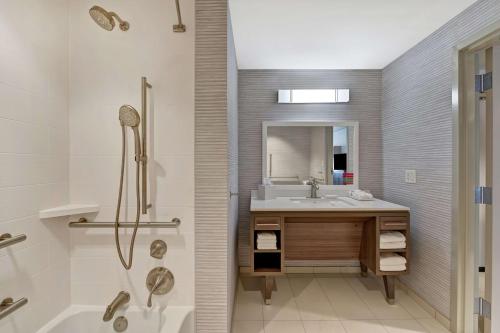 西棕榈滩Home2 Suites By Hilton West Palm Beach Airport的带浴缸、水槽和淋浴的浴室