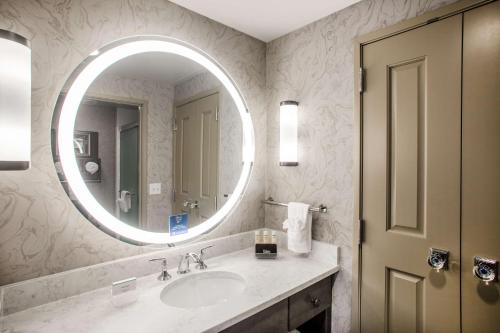 萨利纳Homewood Suites By Hilton Salina/Downtown, Ks的一间带水槽和镜子的浴室