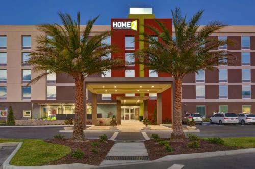 萨拉索塔Home2 Suites by Hilton, Sarasota I-75 Bee Ridge, Fl的前面有两棵棕榈树的酒店