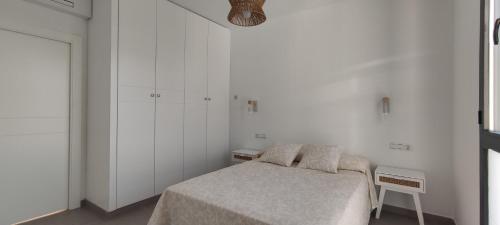 托洛克斯Casa Rural Reserva de las Nieves的卧室设有床铺和白色墙壁