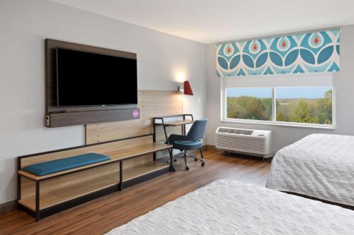 辛辛那提Tru By Hilton Sharonville, OH的酒店的客房配有平面电视和书桌。