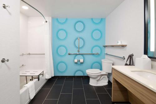 辛辛那提Tru By Hilton Sharonville, OH的一间带卫生间和蓝色墙壁的浴室