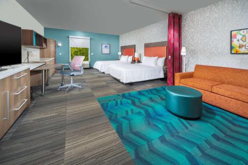 布卢明顿Home2 Suites By Hilton Minneapolis-Mall of America的酒店客房,配有床和沙发