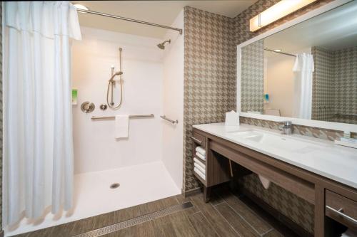 布卢明顿Home2 Suites By Hilton Minneapolis-Mall of America的一间带水槽和淋浴的浴室