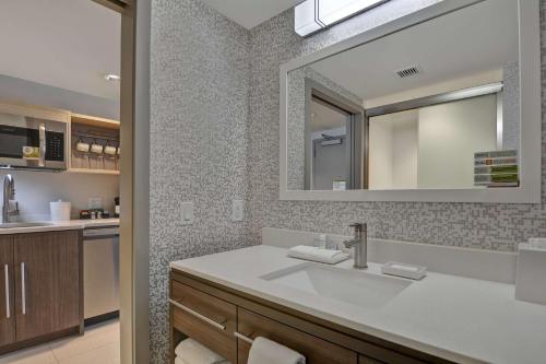 WillistonHome2 Suites Williston Burlington, Vt的一间带水槽和镜子的浴室