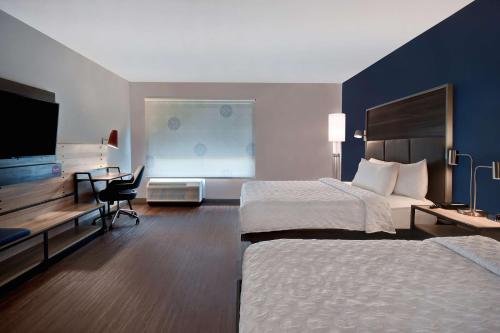 西孟菲斯Tru By Hilton West Memphis, Ar的酒店客房设有两张床和一台平面电视。
