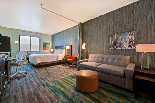 阿塔斯卡德罗Home2 Suites By Hilton Atascadero, Ca的酒店客房,配有床和沙发