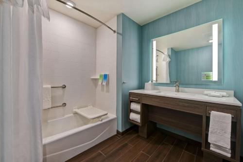 阿塔斯卡德罗Home2 Suites By Hilton Atascadero, Ca的带浴缸、水槽和镜子的浴室