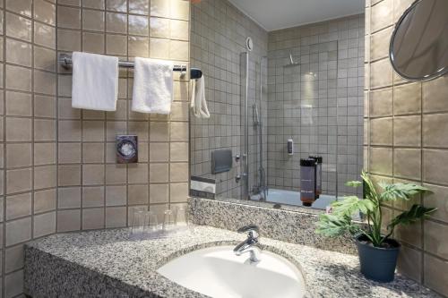 兰茨胡特ACHAT Hotel Kaiserhof Landshut的一间带水槽和镜子的浴室