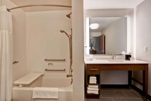 萨默维尔Homewood Suites By Hilton Summerville的带浴缸、水槽和淋浴的浴室