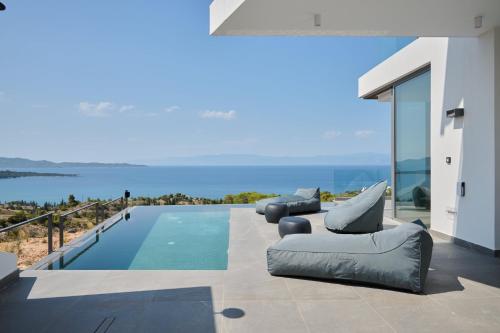 波多河丽Olvos Luxury Villas Porto Heli的海景别墅 - 带游泳池
