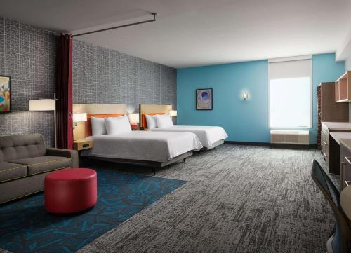 珀尔Home2 Suites By Hilton Jackson/Pearl, Ms的酒店客房,设有两张床和一张沙发