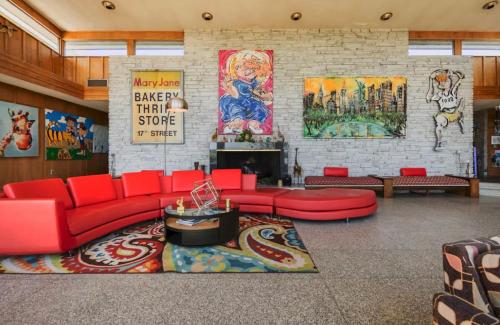 诺福克Wiseacre Estate的客厅设有红色的沙发和砖墙