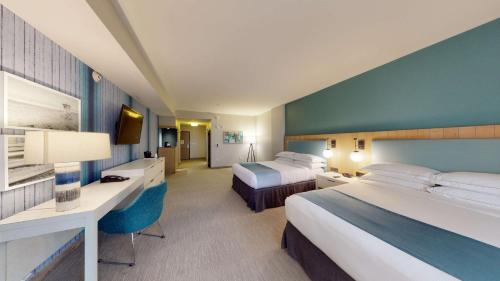 安纳海姆SunCoast Hotel Anaheim, Tapestry Collection by Hilton的酒店客房配有两张床和一张书桌