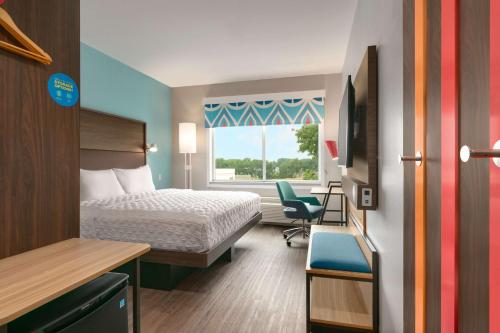 伊斯顿Tru By Hilton Easton的小型酒店客房设有床和窗户。