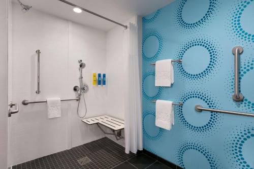 伊斯顿Tru By Hilton Easton的浴室设有淋浴,墙上有蓝色圆圈