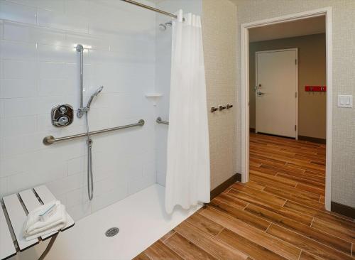科罗拉多斯普林斯Hampton Inn Colorado Springs I-25 Central的带淋浴和浴帘的浴室