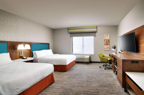 西班牙福克Hampton Inn & Suites Spanish Fork, Ut的酒店客房设有两张床和一台平面电视。