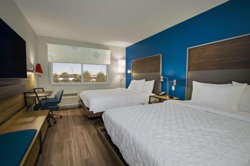 格罗夫城Tru By Hilton Grove City Columbus的酒店客房设有两张床和窗户。