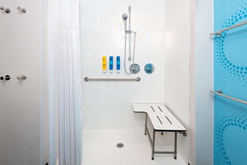 斯帕坦堡Tru By Hilton Spartanburg的带淋浴和长凳的小浴室