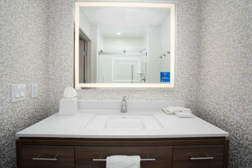 罗斯威尔Home2 Suites by Hilton Roswell, NM的一间带水槽和镜子的浴室