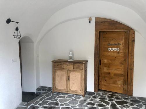莫利纳迪莱德罗CasaTati的一间设有木门和石地板的客房