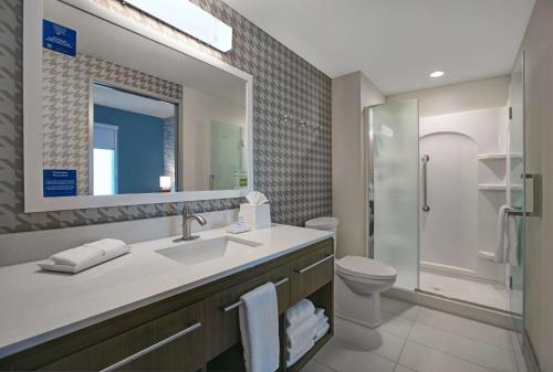优马Home2 Suites By Hilton Yuma Pivot Point的一间带水槽、卫生间和镜子的浴室