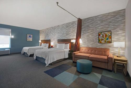 优马Home2 Suites By Hilton Yuma Pivot Point的酒店客房,设有两张床和一张沙发