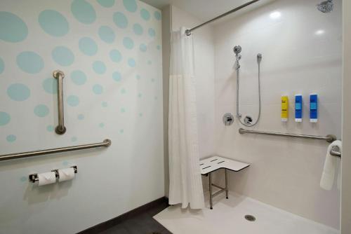 哥伦布Tru By Hilton Columbus Airport的带淋浴和卫生间的浴室