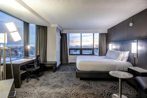 卡尔加里DoubleTree by Hilton Calgary North的酒店客房配有一张床、一张书桌和一台电脑