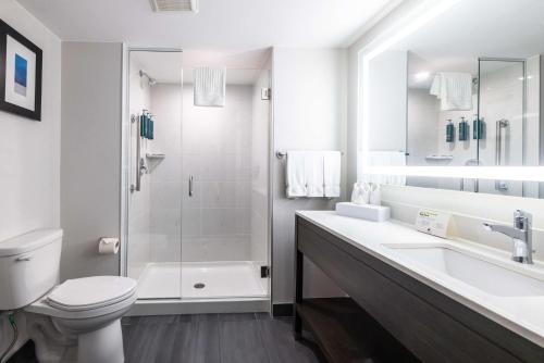 卡尔加里DoubleTree by Hilton Calgary North的浴室配有卫生间、盥洗盆和淋浴。
