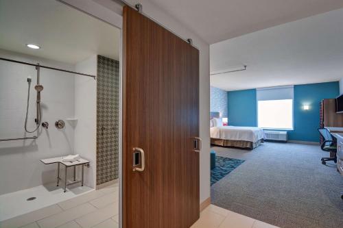 米尔堡Home2 Suites By Hilton Fort Mill, Sc的带淋浴和浴室的酒店客房
