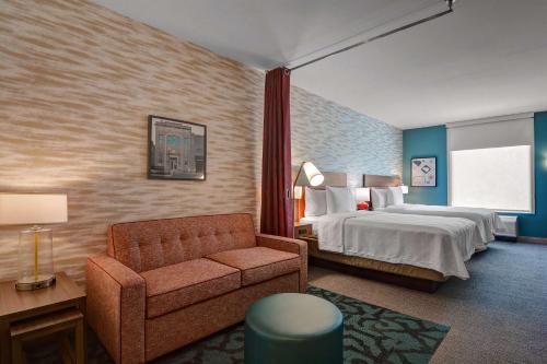 米尔堡Home2 Suites By Hilton Fort Mill, Sc的酒店客房,配有床和沙发