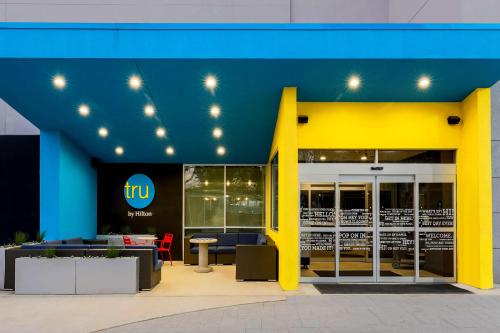 达拉斯Tru By Hilton Dallas Market Center的黄蓝色的图腾餐厅外墙