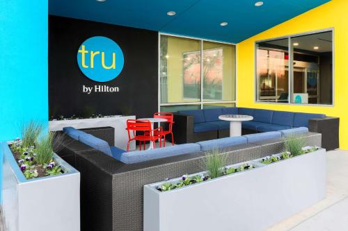 达拉斯Tru By Hilton Dallas Market Center的一间设有桌椅的快餐店