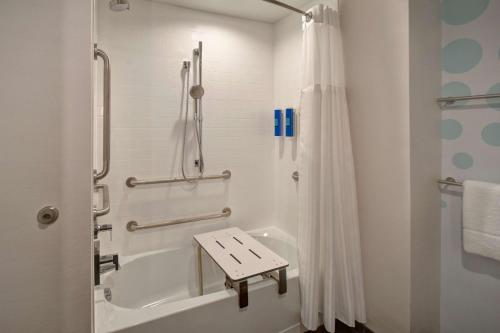 康科德Tru By Hilton Concord, Nh的带淋浴、浴缸和盥洗盆的浴室