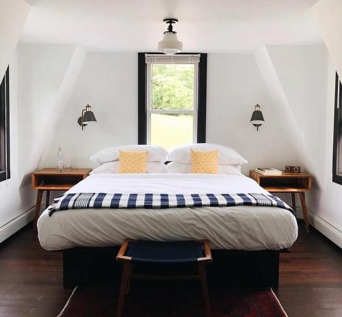 温德姆Eastwind的一间卧室设有一张大床和一个窗户。