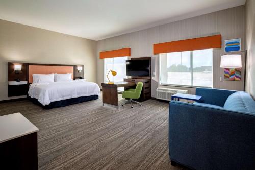 印地欧Hampton Inn & Suites Indio, Ca的酒店客房,配有床和沙发