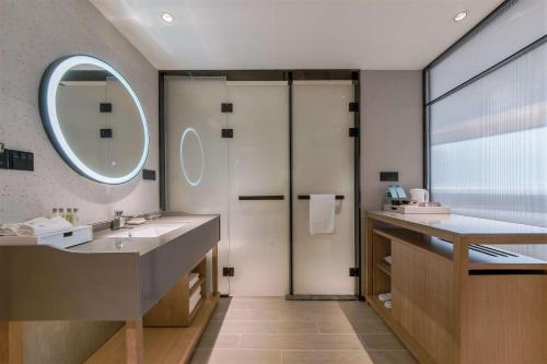 南通南通星湖希尔顿花园酒店的一间带水槽和镜子的浴室