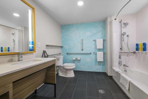 莱思罗普Tru By Hilton Lathrop的浴室配有卫生间、淋浴和盥洗盆。