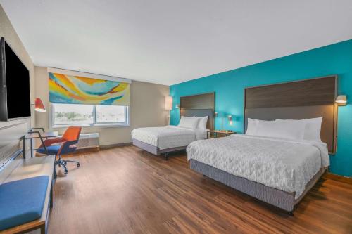 莱思罗普Tru By Hilton Lathrop的酒店客房配有两张床和一张书桌