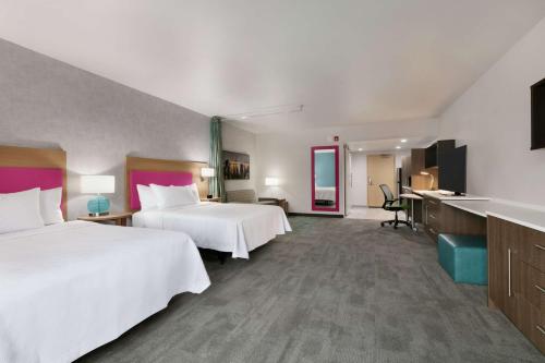 诺福克Home2 Suites By Hilton Norfolk Airport的酒店客房配有两张床和一张书桌