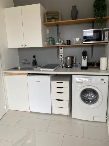 Ytri-NjarðvíkBergOne的厨房配有洗衣机和水槽